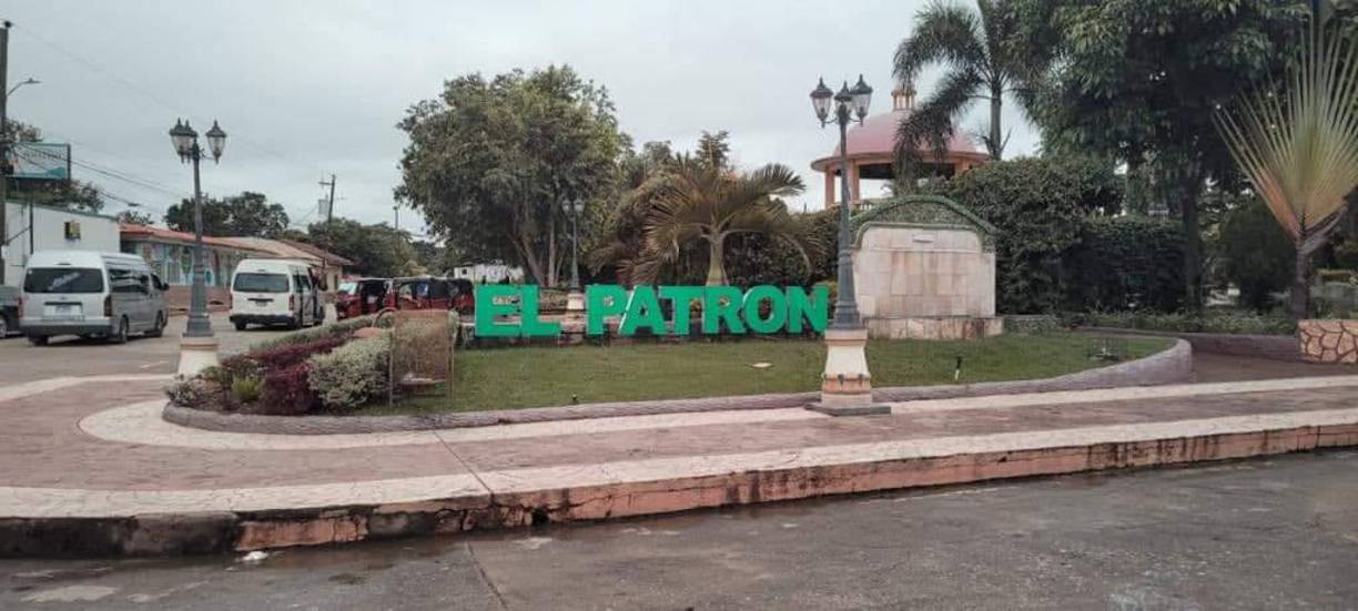 El alcalde electo el 28 de noviembre de 2021 con el partido Alianza Patriótica se hace llamar el Patrón, por lo que en el parque central de ese municipio instaló un cartel con esas letras.