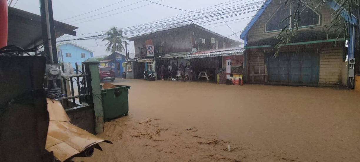 En zonas bajas de Coxen Hole , la cantidad de agua era más evidente.