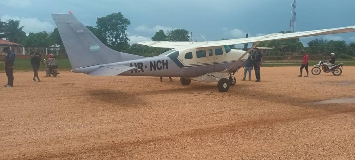 La aeronave en cuestión es una Cessna 206, la cual, de acuerdo con testigos, se llevó de encuentro a un hombre y una mujer que se conducían en una motocicleta sobre la pista de tierra. La pareja falleció al instante. Uno de los cuerpos quedó semi desfigurado, pues, la hélice del motor lo golpeó a gran velocidad.