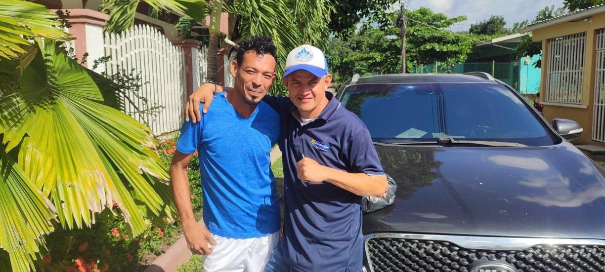 Gerson López, quien aparece junto a Dísel en esta imagen, siguió un proyecto social que tenía con Dísel y ahora este famoso personaje se alista para su revancha.