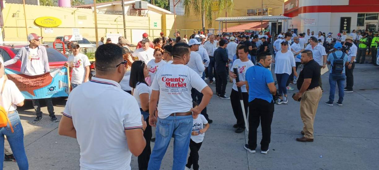 Mencionaron que esta será la primera de más movilizaciones que estarán desarrollando si el gobierno no escucha sus demandas. 