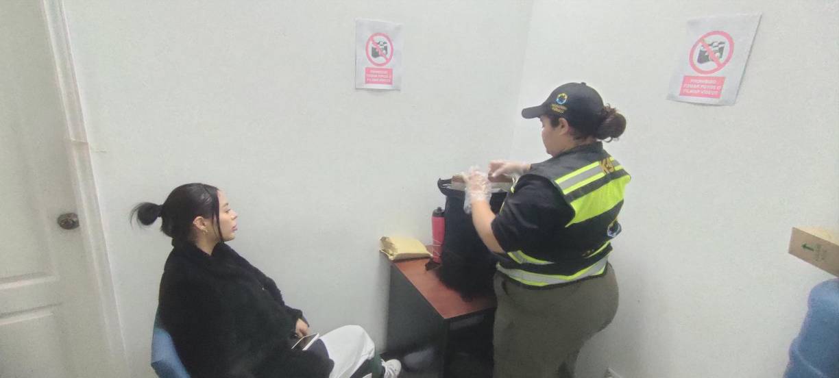 Katherin Jimena Veraz Díaz al momento de su detención.