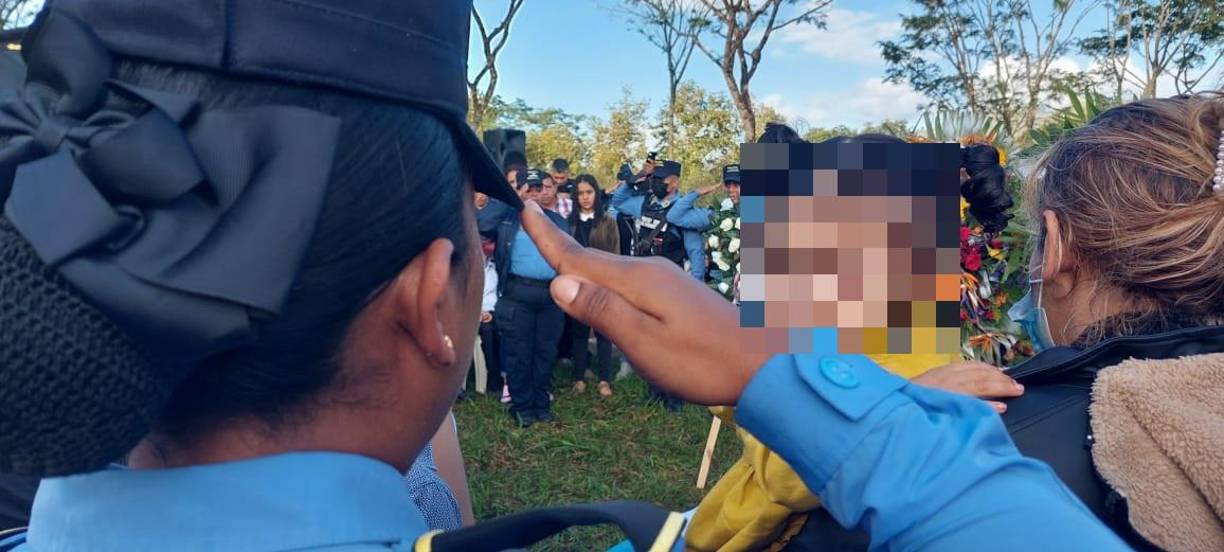 Zambrano pertenecía a la promoción 99 del Instituto Técnico Policial (ITP), el agente se destacó durante cuatro años al servicio policial, en donde demostró esmero, responsabilidad y verdadera vocación de servicio. 