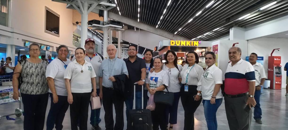 Este grupo nutrido se tomó la foto para posteridad con monseñor Ángel Garachana en el aeropuerto Ramón Villeda Morales. 