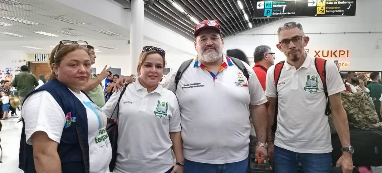 Los empleados de radio Luz llegaron a despedir a monseñor Ángel Garachana.