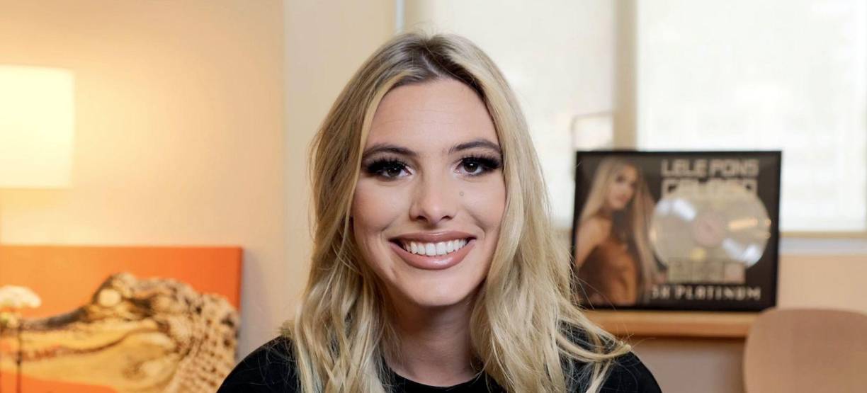 Eleonora Pons Maronese, nacida el 25 de junio de 1996, saltó a la fama en la extinta plataforma Vine cuando apenas era una adolescente realizando videos de comedia. Luego siguió alcanzando el éxito como influencer en Youtube, Instagram y TikTok para después lanzar su carrera como cantante.