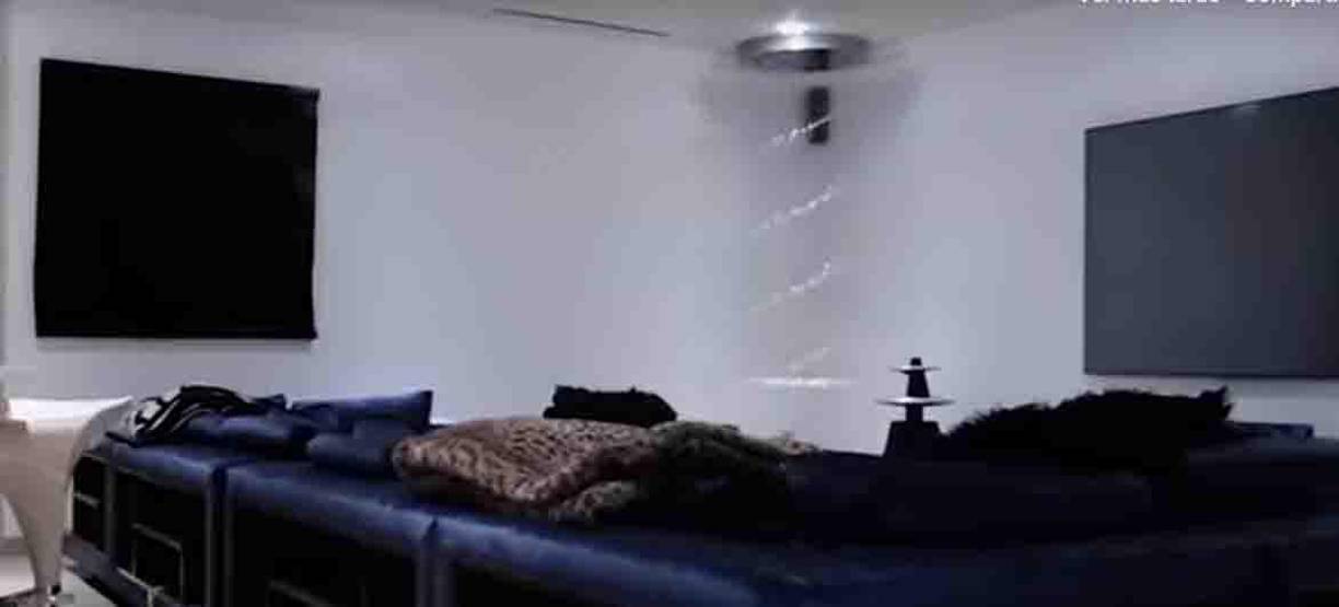 El interior de su casa cuenta con una amplia sala de cine con butacas de cuero debido a su fanatismo por esta industria