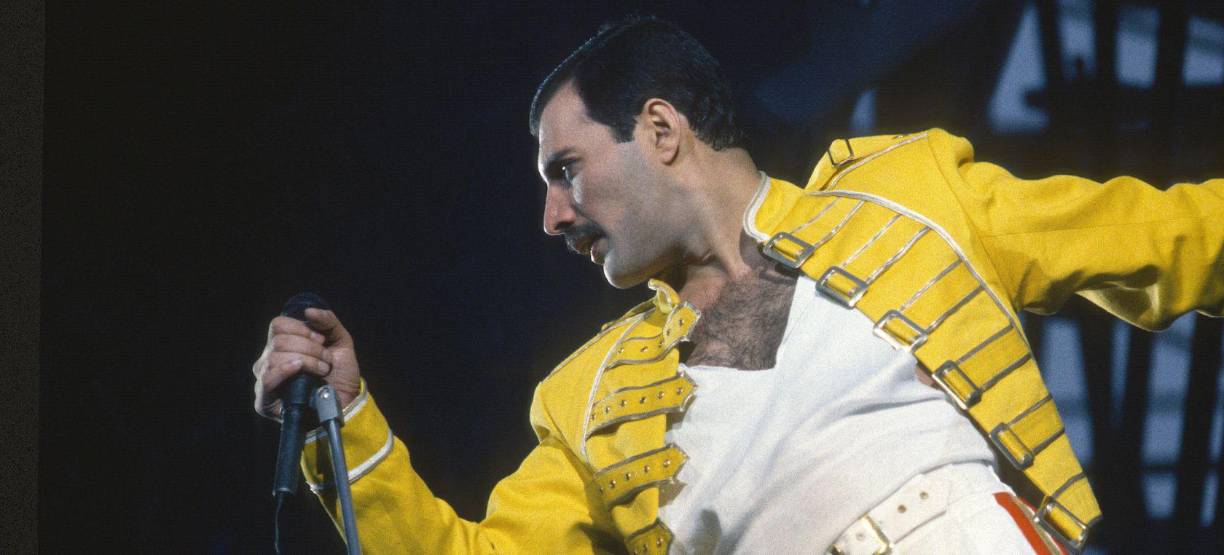 Del manuscrito de “Bohemian Rhapsody” a su emblemática capa, pasando por su colección japonesa, la intimidad de Freddie Mercury, el cantante de Queen, se expone en Londres, antes de que estos “tesoros” se dispersen en remates de Sotheby’s.