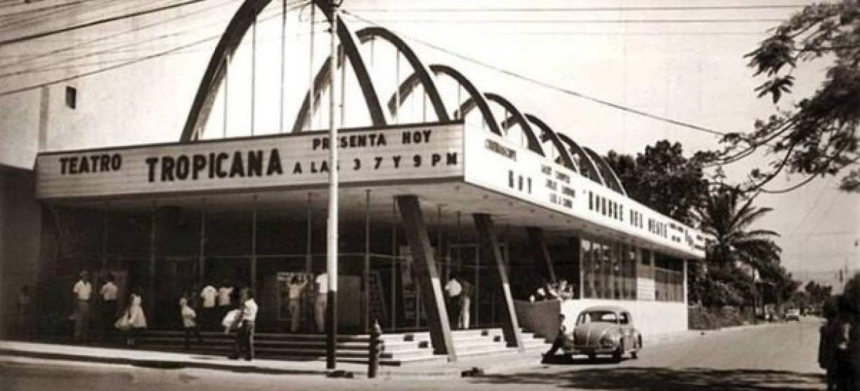 Foto de 1980 del Cine Tropicana que abrió sus puertas el 17 de abril de 1959. Fue el primero en tener aire acondicionado y una pantalla de 40 pies. Hoy ya no existe.