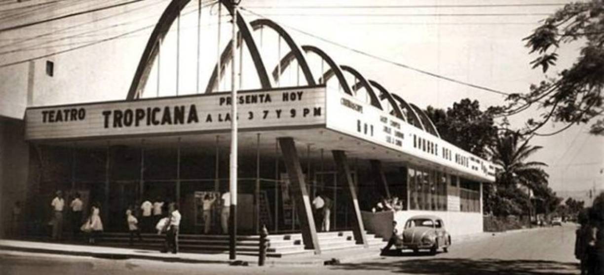 Foto de 1980 del Cine Tropicana que abrió sus puertas el 17 de abril de 1959. Fue el primero en tener aire acondicionado y una pantalla de 40 pies. Hoy ya no existe.