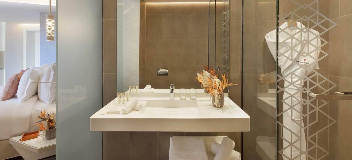 El baño del complejo hotelero es de lujo.