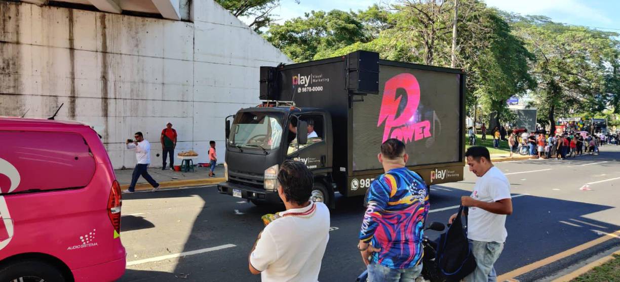 ”Llevábamos un camioncito también, un truck, donde ibamos proyectando nuestros logos, de todas nuestras marcas. Power, EXA, DJ”, explicó Jimmy Tovar. 