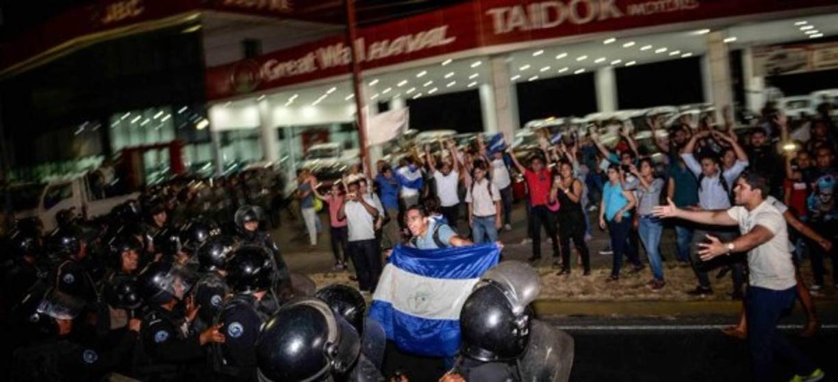 La reforma no modifica la edad de 60 años para jubilarse, aunque aumenta de forma gradual la cuota patronal, de 19% en la actualidad hasta 22,5% en 2020.<br/><br/>La cuota para los trabajadores aumentará de 6,25 a 7% y deducirá 5% del monto de la pensión de los jubilados para atención médica. Foto: Teletica.