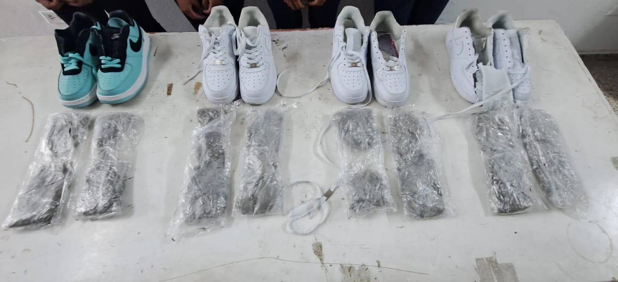 Durante el proceso de requisa e inspección de la visita se identifico algunas anomalías en el calzado de las muchachas. La droga la llevaban en un compartimento falso de los tenis