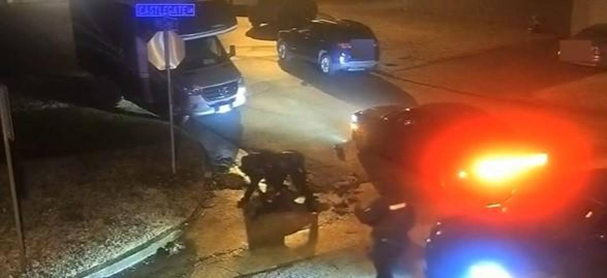 “De acuerdo, estoy en el suelo”, responde Nichols, quien trata de hacerles entrar en razón. “Hombre, estoy en el suelo”, insiste, mientras señala en que la respuesta de los policías es desproporcionada. “Realmente están exagerando en este momento”, reclama. “Solo intento irme a casa”.