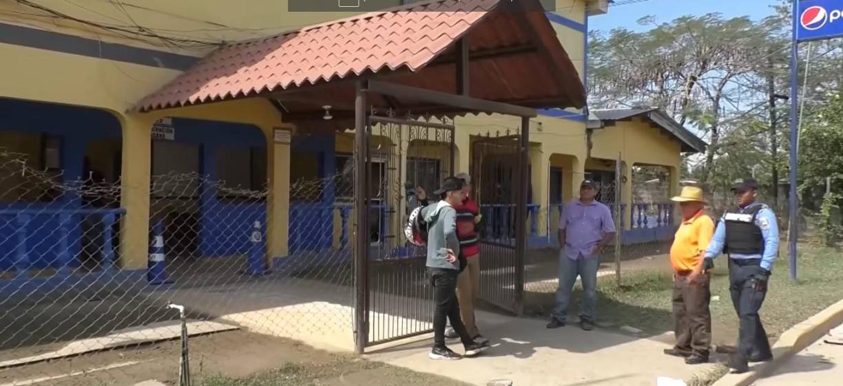 Dijo que el joven tomó la licuadora y corrió, pero su padre apareció en motocicleta, sonando el claxon para que se detuviera sin poder lograrlo. Sin embargo, metros más adelante pudo alcanzarlo y detener su huida. Se desconoce si fue abierto un proceso en su contra en la fiscalía local.