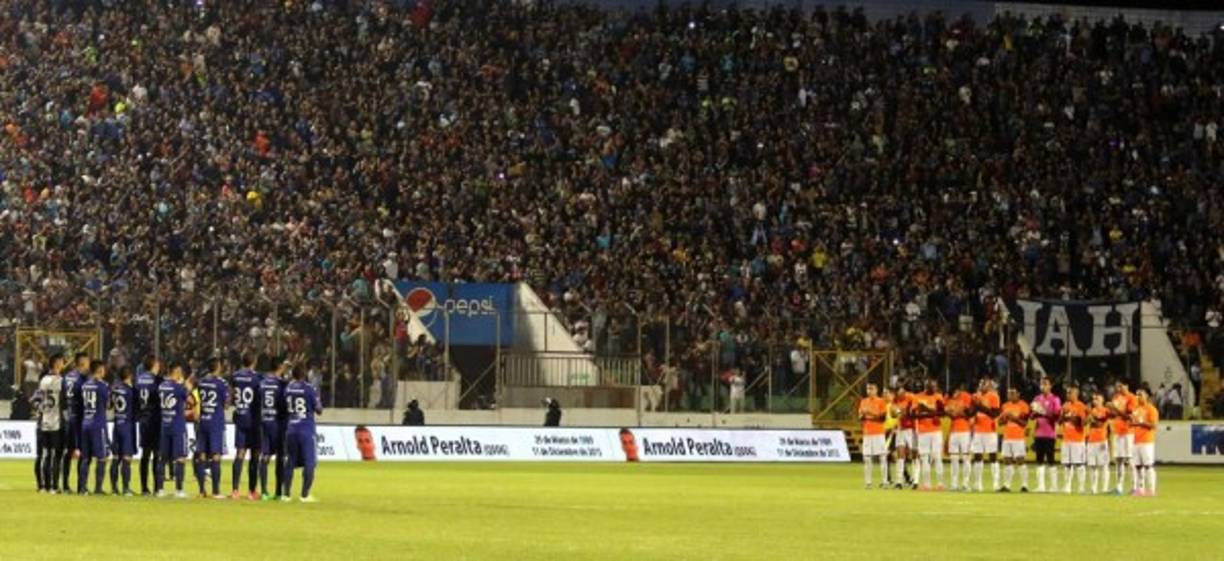 Un lindo homenaje se le dio a Arnold Peralta previo al encuentro.
