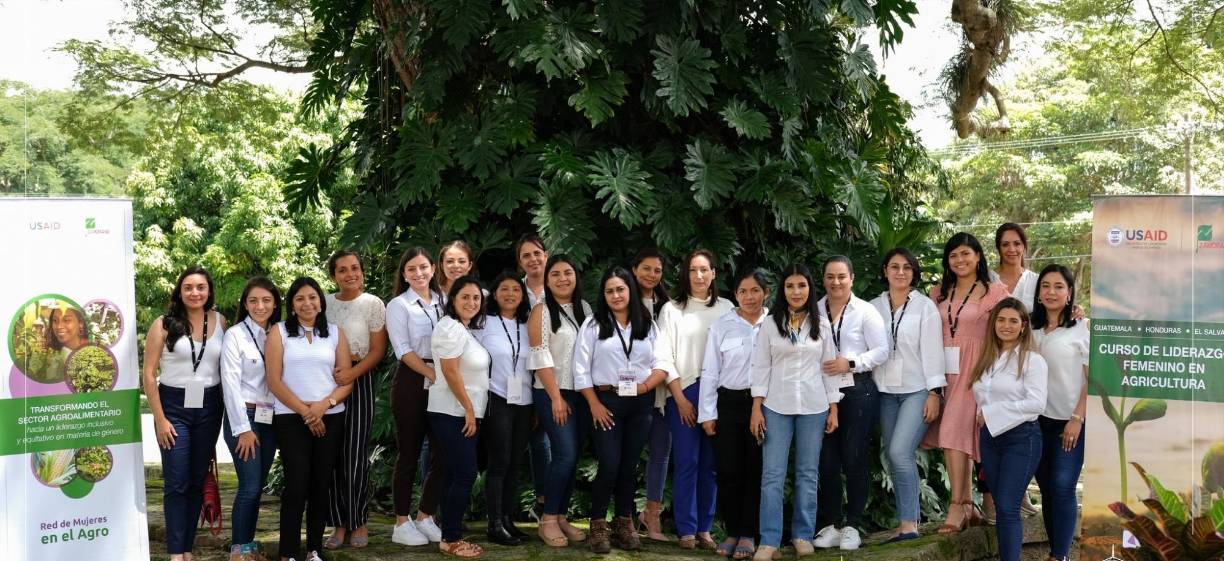Por su parte, la Escuela Agrícola Panamericana ZAMORANO trabajó con más de 2,500 mujeres para crear la “Red de Mujeres en la Agricultura” en la que líderes empresariales, emprendedoras, agricultoras y académicas participaron en capacitaciones para la implementación de medidas institucionales para fomentar la igualdad de género y la inclusión en todas las áreas de trabajo.