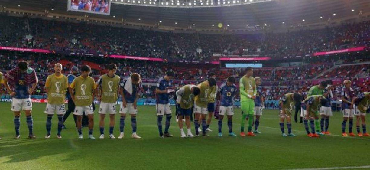 Pidiendo perdón: Los jugadores de Japón sorprendieron ya que decidieron pedirle disculpas a la fanaticada: todos los futbolistas se posicionaron frente a una de las tribunas del recinto deportivo e hicieron un gesto de reverencia.