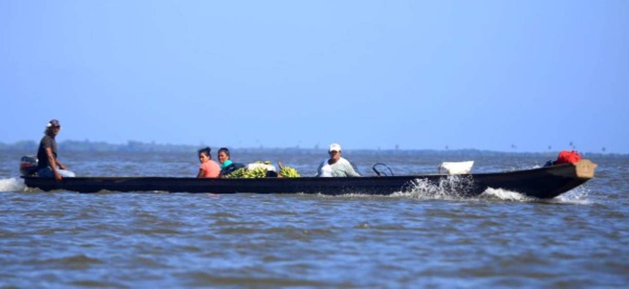 La laguna de Brus a diario es navegada por comerciantes y pobladores que se transportan en lanchas. Fotos: Jordan Perdomo.