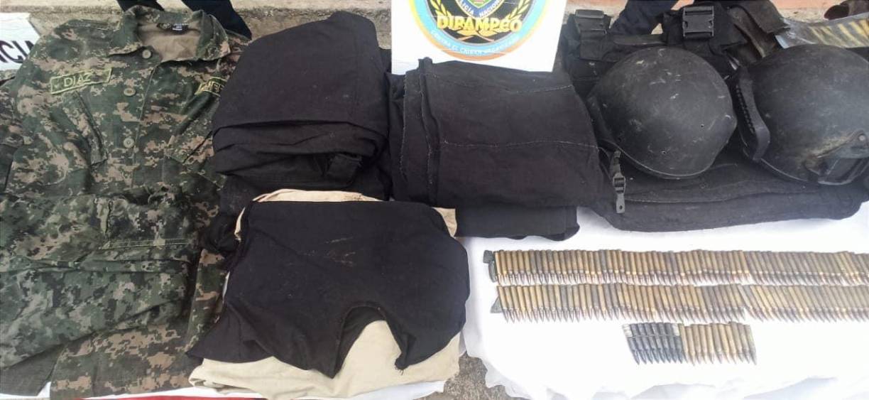 El primer decomiso fue en la aldea El Lolo de Comayagüela, donde los trabajos de inteligencia e investigación que se venían desarrollando en este lugar permitieron ubicar un punto de almacenamiento de municiones e indumentaria similar a la de los cuerpos de seguridad del Estado. 