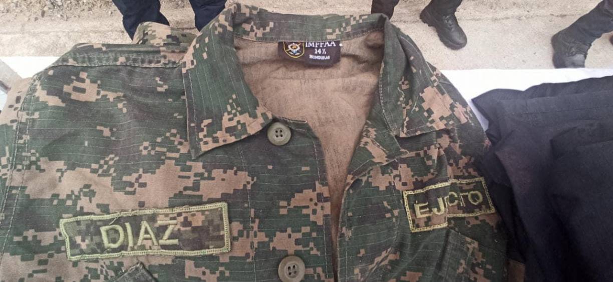 De acuerdo a los detalles proporcionados por agentes que participaron en la operación, este lugar se ubicaba en una zona montañosa de difícil acceso en la cual los miembros de esta organización criminal mantenían ocultos varios uniformes, cascos, botas y algunos distintivos de los cuerpos de seguridad del Estado así como municiones de diferentes calibres.