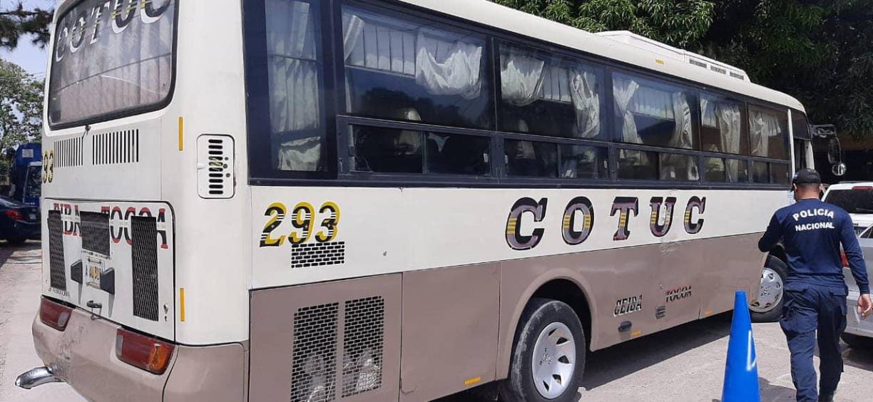 La droga estaba oculta en una caja de cartón y almacenada en el portaequipajes de una unidad de transporte de Trujillo, Colón, que surca toda la costa caribeña hasta llegar a San Pedro Sula. 