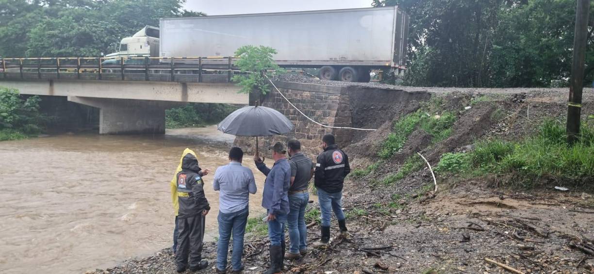 Socavón en el kilómetro 49 de la carretera CA-4, a la altura de la comunidad de Camalote, ha generado una seria amenaza para la comunicación terrestre hacia el corredor logístico del occidente y las fronteras de El Salvador y Guatemala.
