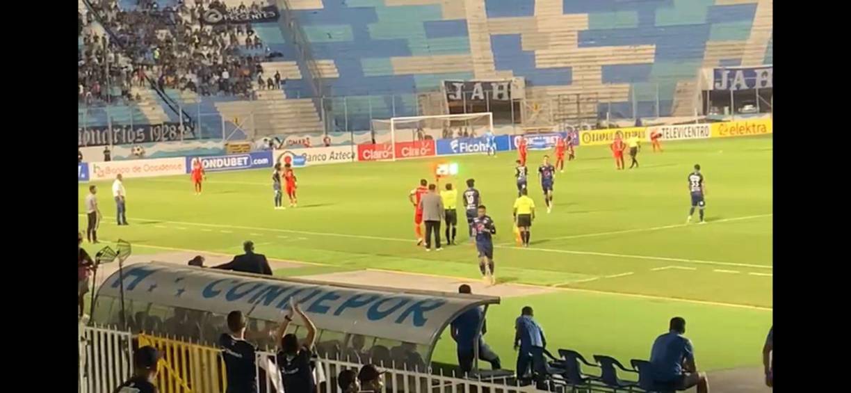 En medio del duelo, Rodrigo Auzmendi recibió fuertes silbidos por la afición motaguense, quien acrecentó la silbatina cuando salió de cambio en el minuto 62’ en lugar de Yeison Mejía. 