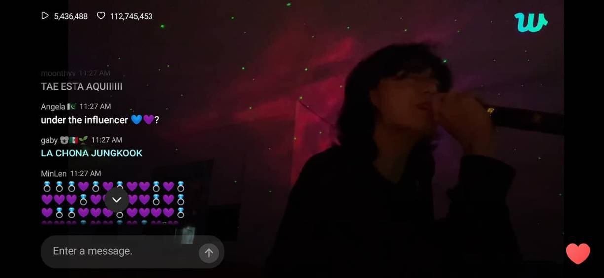 La transmisión la hizo utilizando su lámpara de luces multicolor, la misma que le gusta usar en sus Live nocturnos. Encendió su Karaoke para cantar sus canciones favoritas y las que sus fanáticas le solicitaban durante las tres horas que duró el En Vivo, de los más largos que ha hecho.