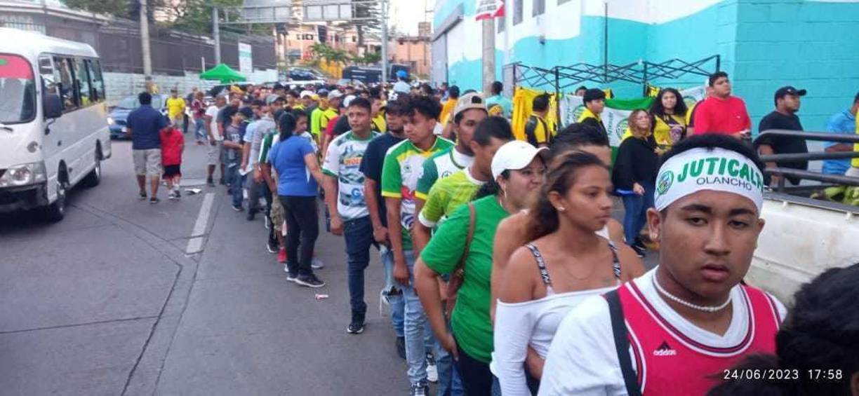 Estas son algunas de las mejores postales del ambiente en la previa del partido.