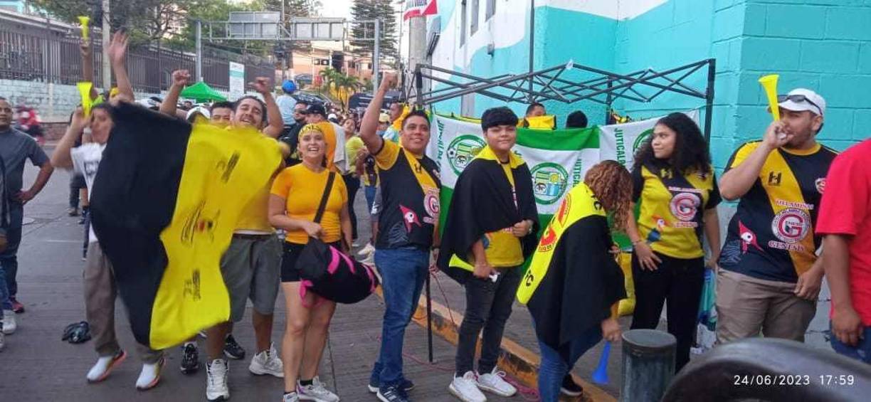 Los aficionados del Génesis llegaron al Estadio Nacional Chelato Uclés para acompañar a su equipo en la finalísima.
