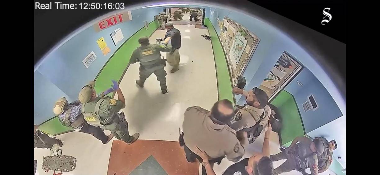 Los oficiales irrumpen en el salón a las 12:50 pm y abaten al joven armado, una hora y 14 minutos después de su llegada a la escuela