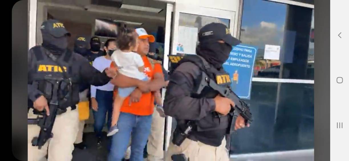 Sobre Orellana Rodríguez pendían investigaciones por delitos relacionados desde 2016, cuando fue dado de baja de la milicia hondureña por baja deshonrosa. Cuando arribó a Toncontín, Orellana cargaba a su hija en brazos y era acompañado por su esposa, también investigada. 