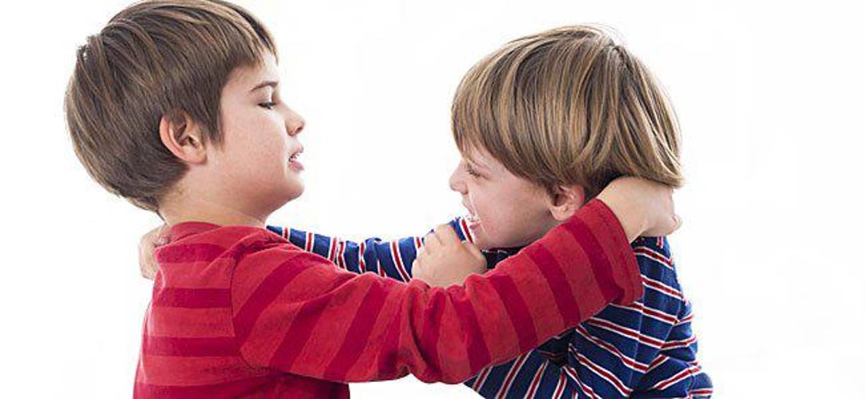 C. Problemas familiares: Conflictos en el hogar, problemas financieros, enfermedades en la familia.D. Interacciones sociales: “Bullying”, aislamiento, problemas con amigos. E. Traumas pasados: Experiencias de abuso, accidentes, eventos traumáticos.