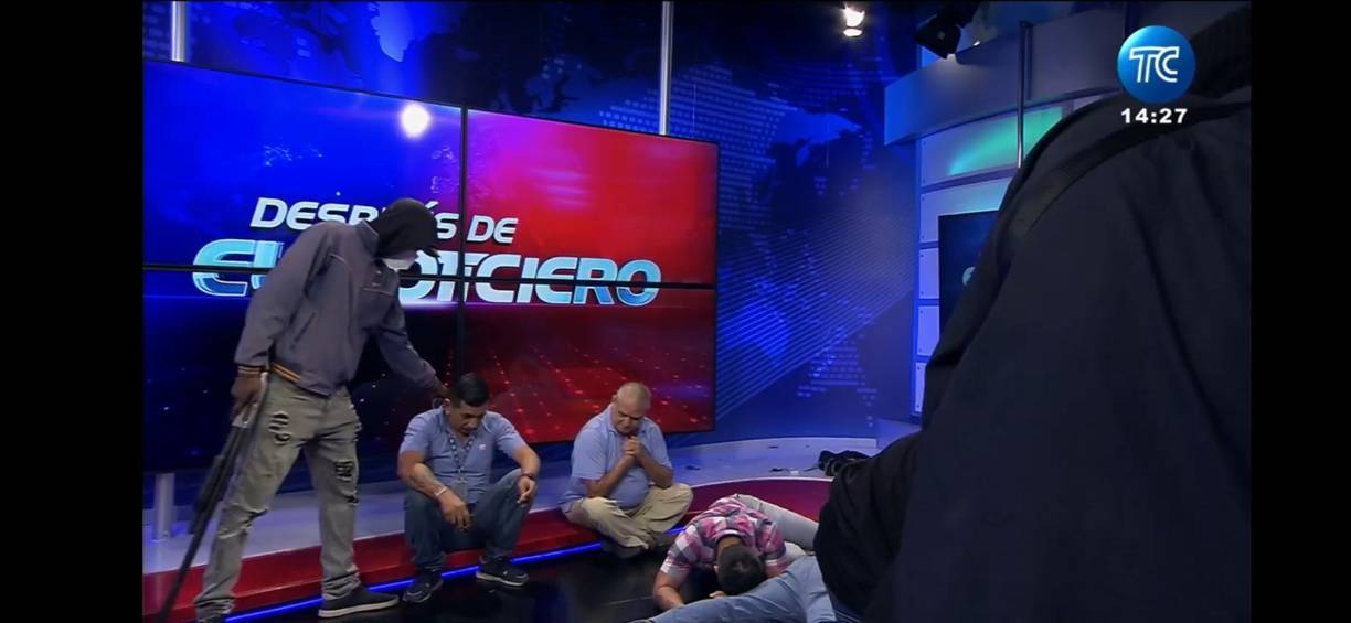Fue el espectacular copamiento, el martes, por una quincena de individuos armados y encapuchados, del estudio de un canal público de televisión, y las imágenes de periodistas encañonados transmitidas en directo, el que sembró literalmente el pánico en la ciudad. 