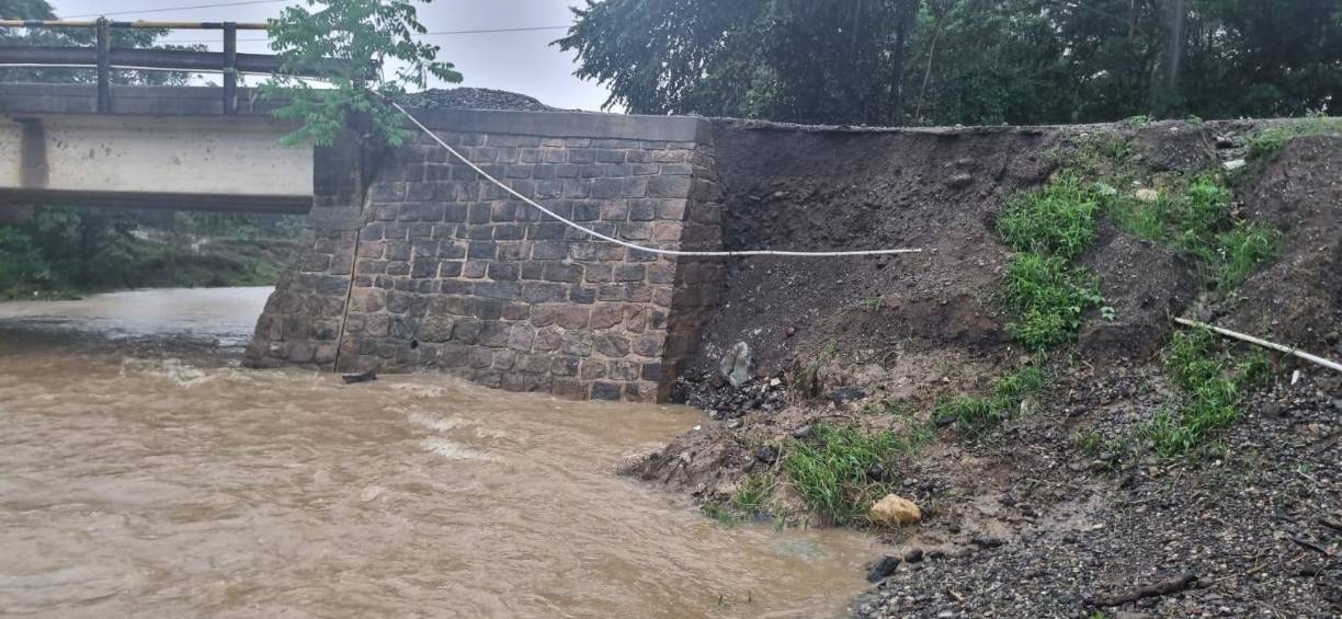 El alcalde municipal, Abg. Rubén Darío Pacheco, junto con el Cuerpo de Bomberos y el equipo de trabajo del Departamento de Obras Públicas, llevó a cabo una inspección detallada en el sitio del socavón. 