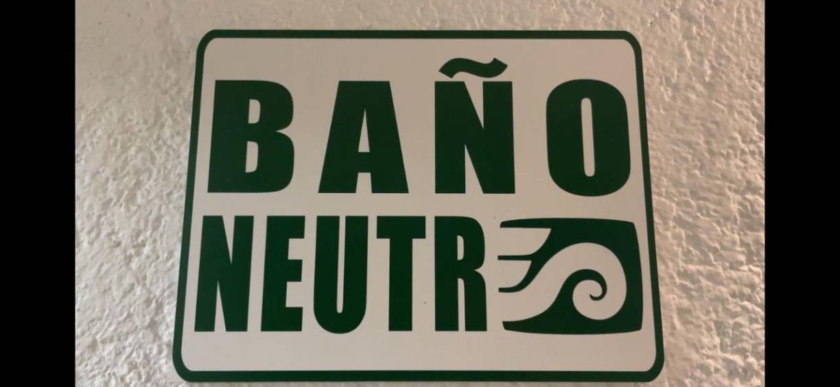 Los baños neutros deben cumplir con los siguientes requisitos: tener carteles que indiquen que el baño está abierto a todos los géneros, estar disponible para el uso de los alumnos, estar libre de llave y sin obstrucciones.