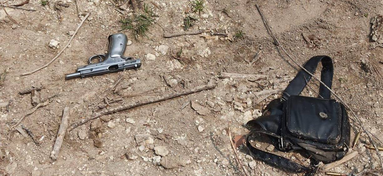 Una de las pistolas que andaban los pandilleros.