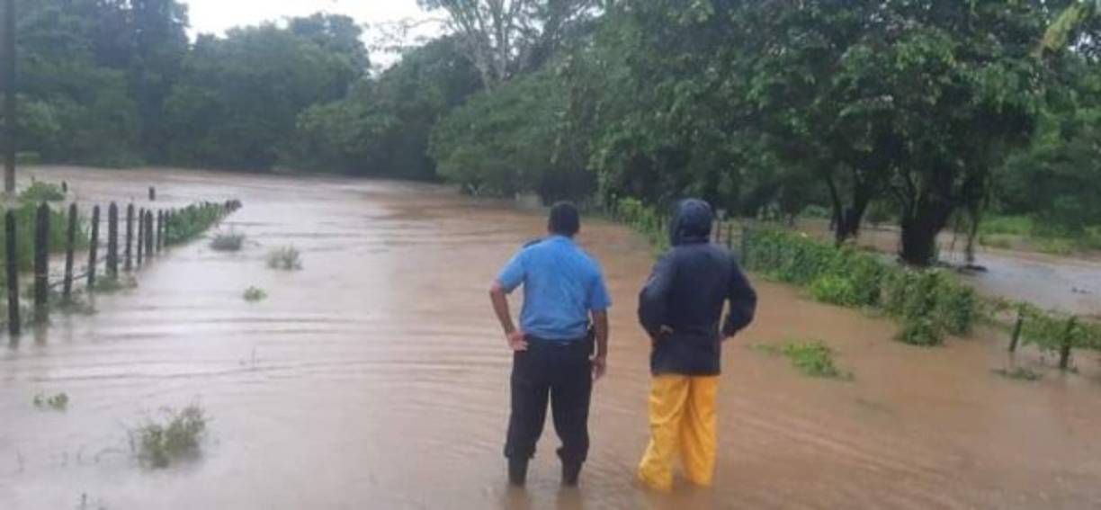 Asimismo, el NHC pronosticó que 'el centro de Eta se mueva tierra adentro sobre el norte de Nicaragua hasta el miércoles en la mañana y luego se mueva a través de sectores del centro de Honduras el jueves en la mañana'.