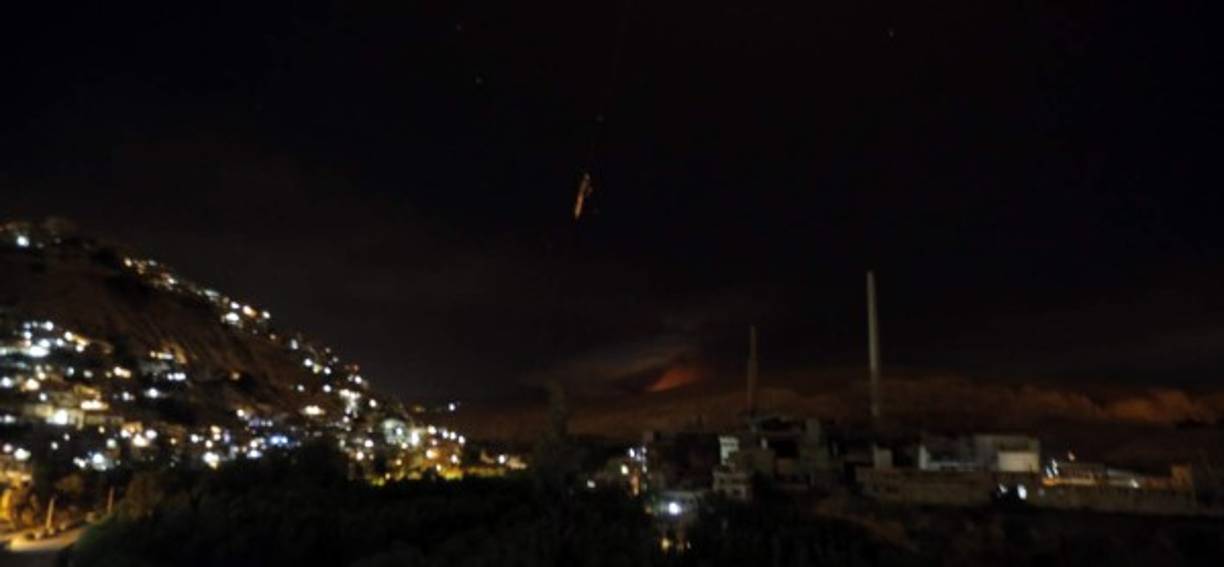 En un momento de gran tensión en la región tras el anuncio por el presidente estadounidense Donald Trump de la retirada de su país del acuerdo nuclear con Irán, los ataques israelíes marcan 'una nueva fase' en la guerra que devasta Siria desde hace siete años, clamó el régimen de Bashar al Asad.