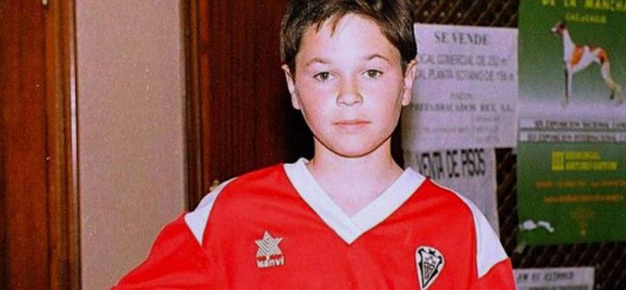 Andrés Iniesta. Fuentealbilla, Albacete fue el hogar del jugador que porta desde muy niño la camiseta 8 del Barcelona. En 1984 nació el que es hoy por hoy uno de los jugadores más experimentados del equipo azulgrana.