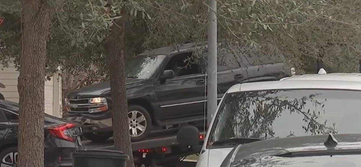 Christopher se encontraba dentro de una camioneta Chevrolet Tahoe cuando fue aproximado por dos menores, quienes le pidieron dinero.