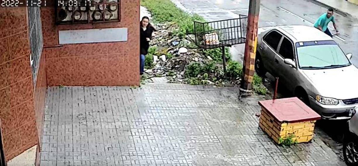 De la misma forma, los sampedranos ya conocen el rostro del sujeto caucásico que fue filmado por una cámara de seguridad.