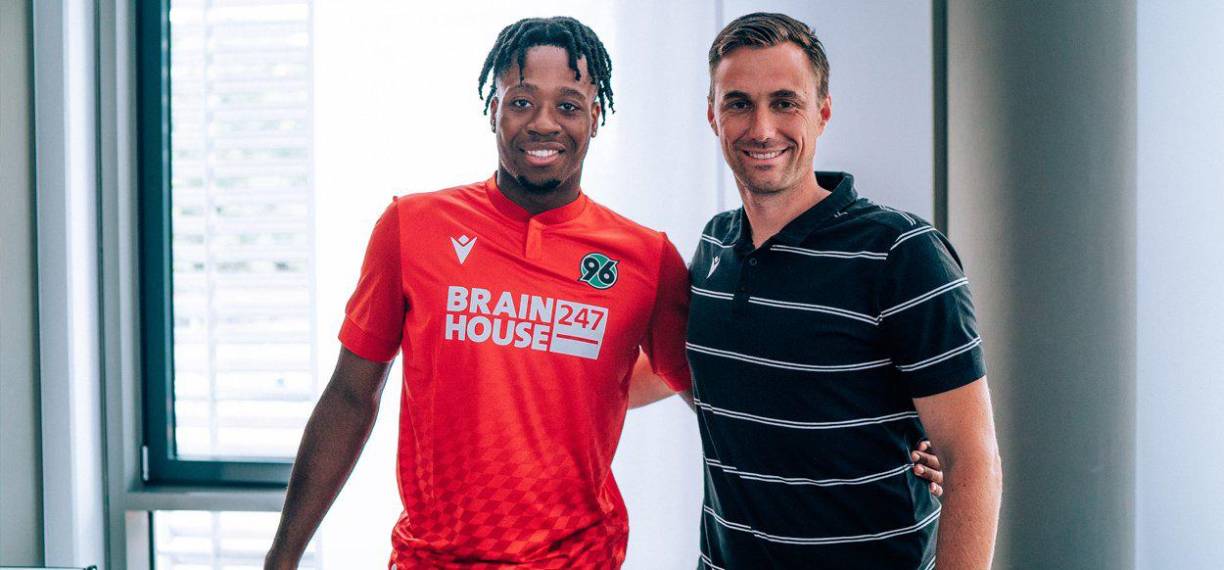 El defensor alemán Bright Arrey-Mbi deja al Bayern Múnich y es nuevo jugador del Hannover 96. Llega en calidad de cedido por una temporada con opción de compra.