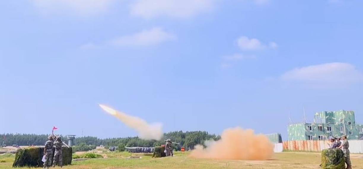 El Ejército chino, por medio de la agencia de información china Xinhua, publicó los planes de los ejercicios militares pocos minutos después de que la presidenta de la Cámara de Representantes de EE.UU., Nancy Pelosi, aterrizase en Taipéi el martes por la noche.