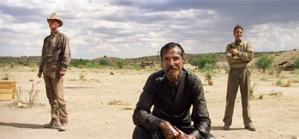 Ambientada en el estrellato del petróleo en la frontera de California a principios del siglo XX, la historia de 'Petróleo sangriento' relata el éxito de Daniel Plainview (Daniel Day-Lewis), que pasa de ser un minero extremadamente pobre que cría a su hijo sin ninguna ayuda, a convertirse en un magnate del petróleo hecho a sí mismo.<br/><br/>