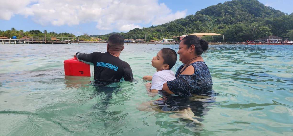 Al año, Blanca invierte cerca de L400,000 en el tratamiento de su hijo que sufre de parálisis cerebral, por lo que cada día corre contra el reloj, trabajando sin descanso para poder alcanzar la meta. El Niño recibe delfinoterapias en Roatán cada tres meses.