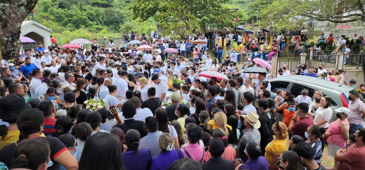 “Eran muchachos que se daban a querer, todo el pueblo los conocía porque ellos eran comerciantes en la zona. Siempre andaban alegres y ayudaban si podían, es lamentable que esto haya ocurrido”, comentó Meivis Castellanos, quien fue maestra de Fernando en la secundaria.
