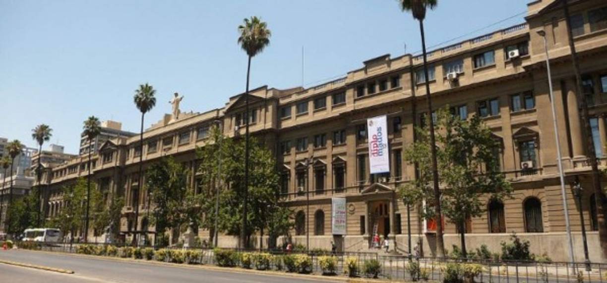 3. Pontificia Universidad Católica de Chile: 'La Católica', que depende de la Santa Sede, está integrada por 34 escuelas en 18 facultades y ofrece 56 carreras, 92 maestrías y 34 doctorados. Destaca por sus especialidades odontológicas y médicas.